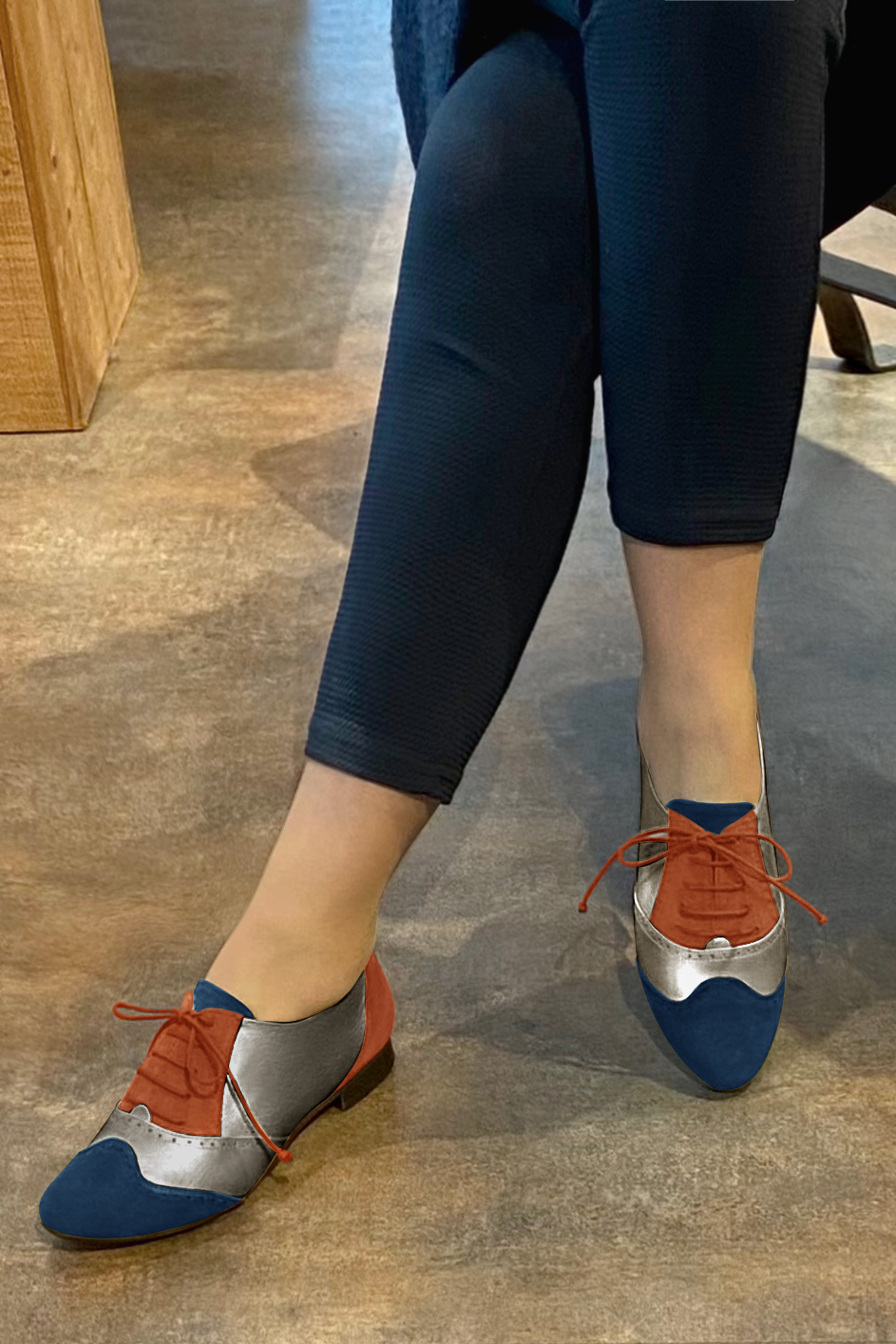 Navy blue, taupe brown and terracotta orange women's fashion lace-up shoes.. Worn view - Florence KOOIJMAN